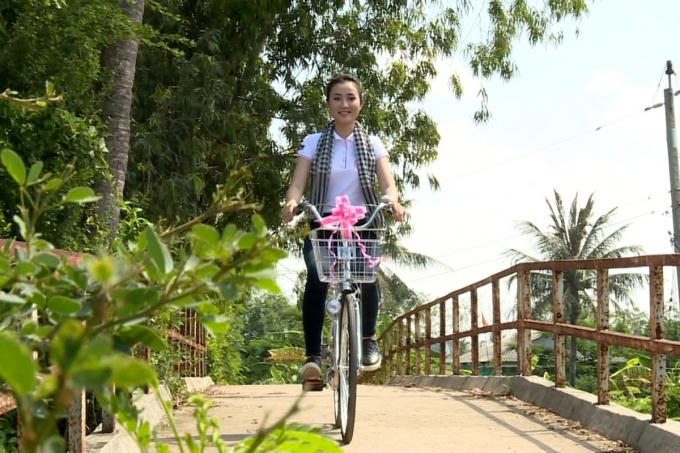 Hoa hậu Việt Nam 2016: Trấn Thành ôm chầm thí sinh giống Hoa hậu Nguyễn Thị Huyền để tỏ lòng ngưỡng mộ