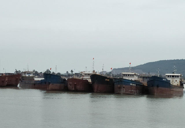 Tàu hàng neo đậu tránh trú bão tại Cảng nước sâu Nghi Sơn, huyện Tĩnh Gia