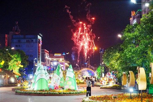 19h, đường hoa chính thức mở cửa đón du khách.