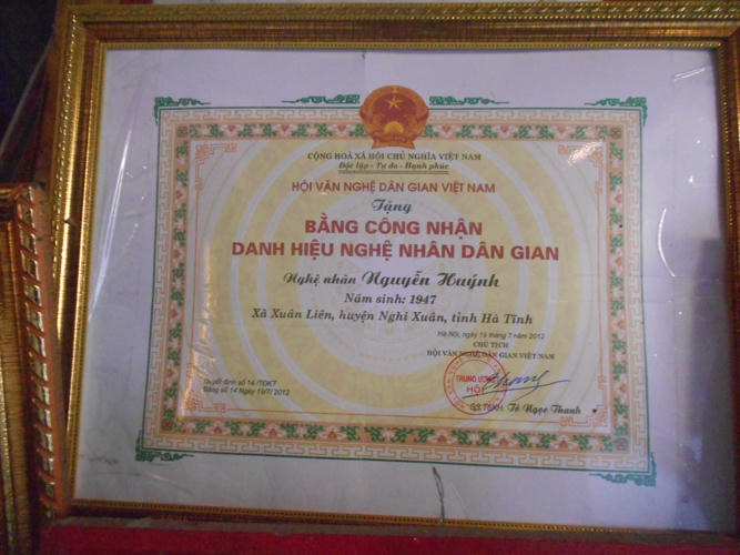 ông Huýnh được trao tặng nghệ nhân dân gian.