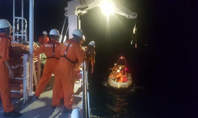 Cứu nạn thuyền viên quê Quảng Ngãi bị hôn mê khi đi biển