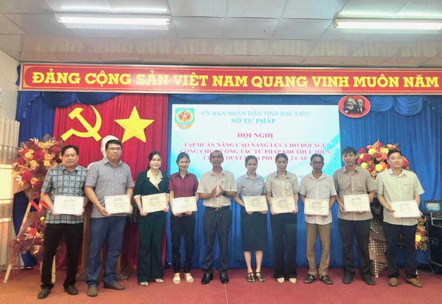 Ông Trần Minh Đức – Phó Giám đốc Sở Tư pháp Bạc Liêu, trao Giấy chứng nhận cho các đại biểu đã hoàn thành lớp bồi dưỡng tập huấn cho đội ngũ công chức Tư pháp khi tổ chức chính quyền địa phương 2 cấp (lớp tập huấn lần thứ 2).