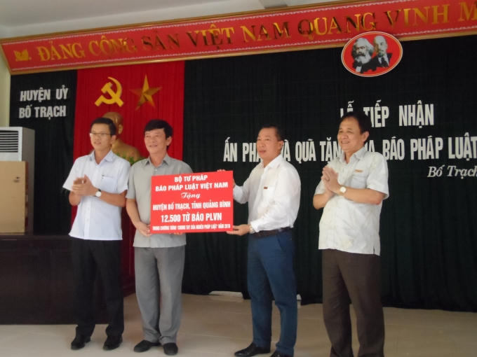 Đại diện báo PLVN và Công ty cổ phần Lochsa Việt Nam trao ấn phẩm và quà tặng tới UBND huyện Bố Trạch, tỉnh Quảng Bình.