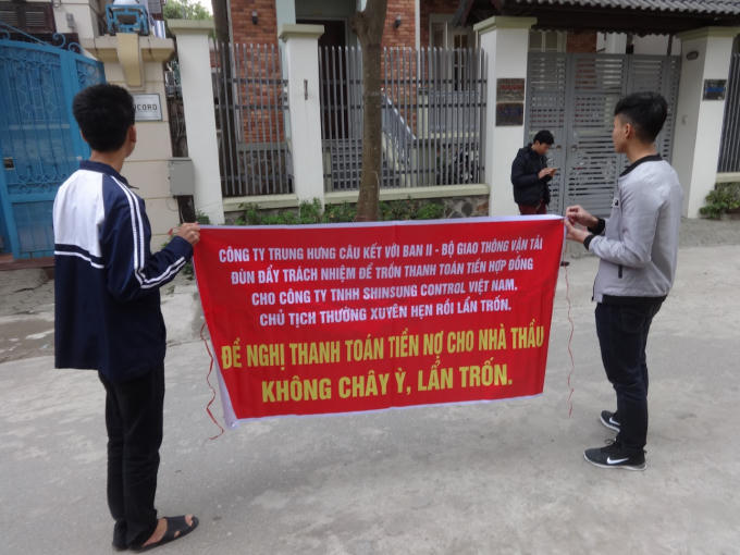 Công ty Shinsung Việt Nam đã cho người kéo đến Công ty CP đầu tư xây dựng Trung Hưng căng băng rôn đòi trả nợ.
