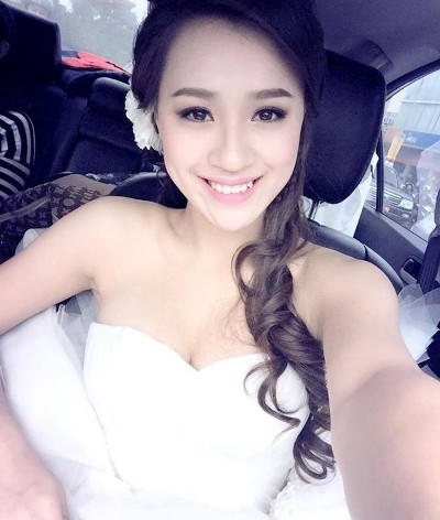 Trước đó, DJ Tít cũng đã chia sẻ hình ảnh cô mặc váy cô dâu, trông rất xinh đẹp, nhận được nhiều lời khen của người hâm mộ. Ảnh: Internet.