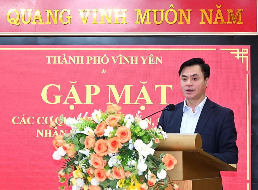 Ông Đào Văn Quyết, Phó Chủ tịch UBND thành phố Vĩnh Yên thông tin tình hình KT - XH thành phố.