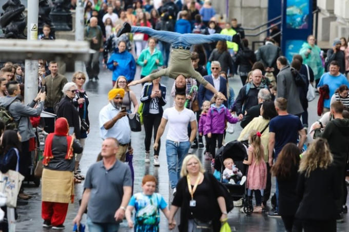 Mới đây, nhiều người đã vô cùng bất ngờ thấy bộ ảnh "hai hoàng tử xiếc Việt Nam" Quốc Cơ - Quốc Nghiệp chồng đầu đi giữa đường phố nước Anh.