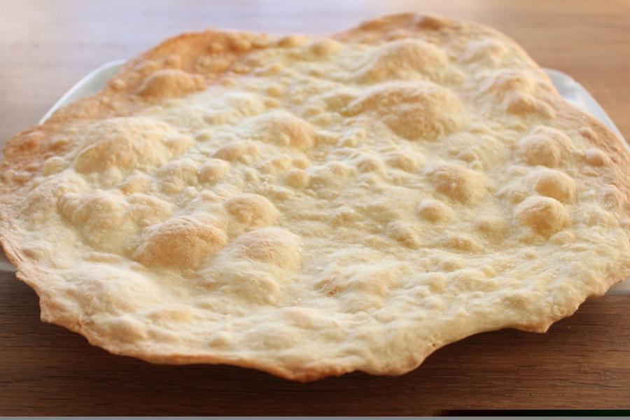 Bánh mì mỏng lavash của người Armenia. (Nguồn: The Spruce Eats)