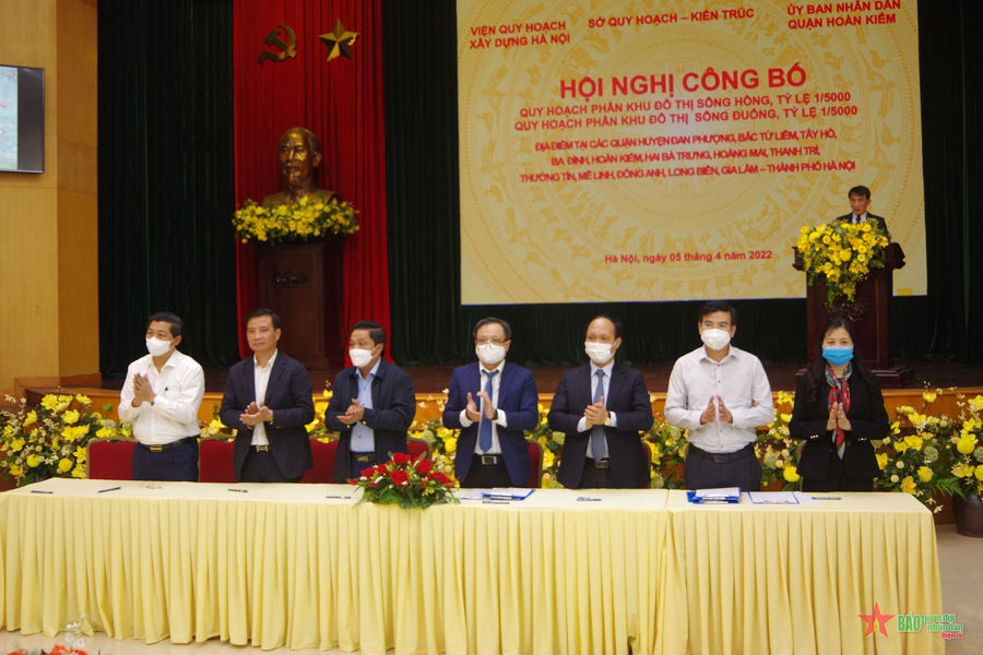 Ký kết bàn giao đồ án quy hoạch cho các quận, huyện của TP Hà Nội.