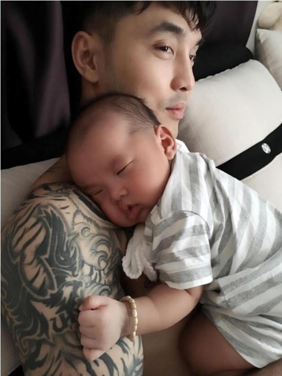 Những khoảnh khắc của nam ca sỹ "Tôi đi tìm tôi" chăm con luôn khiến mọi người ngưỡng mộ.