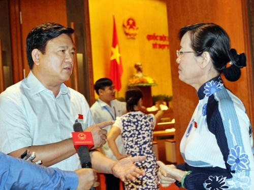 Ông Đinh La Thăng (bên trái). Ảnh internet