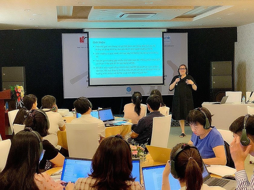 Bà Shelley Casey, chuyên gia quốc tế của UNICEF Việt Nam chia sẻ tại hội nghị.
			
				
					
						
					
					
						Các giảng viên thảo luận tại hội nghị.
					
				
			
			Các giảng viên thảo luận tại hội nghị.