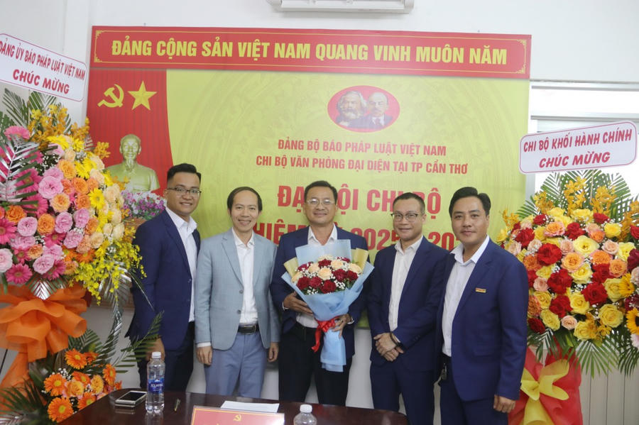 Đồng chí Trần Ngọc Hà - Đảng uỷ viên, Phó Tổng Biên tập Báo Pháp luật Việt Nam và Đồng chí Nguyễn Đức Trường - Bí thư Chi bộ Khối Hành chính - Trưởng ban Thư ký tòa soạn, chụp ảnh lưu niệm cùng Đảng viên Chi bộ Văn phòng tại TP. Cần Thơ.