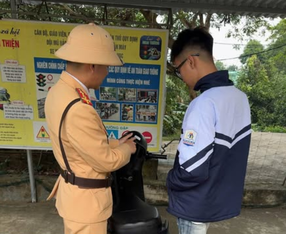 CSGT đồng loạt kiểm tra, xử lý chuyên đề vi phạm an toàn giao thông học sinh và phụ huynh. (Ảnh: Cục CSGT)