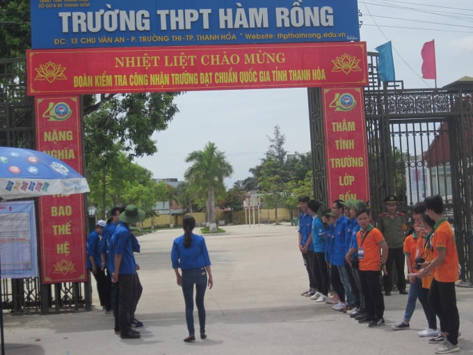 Tình nguyện viên sếp hàng chờ đón thí sinh trước cổng trường.