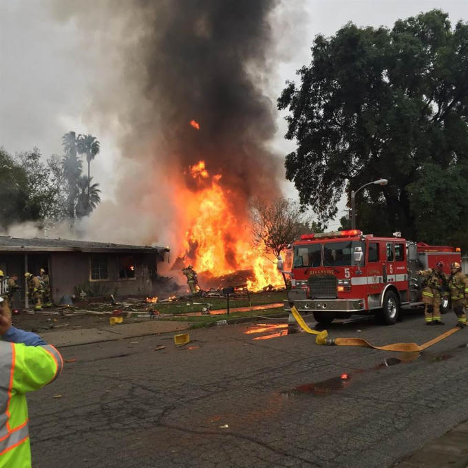 RT dẫn thông báo của Cục Hàng không Liên bang Mỹ (FAA) cho biết chiếc máy bay đã bị rơi ngay sau khi cất cánh từ sân bay Riverside Municipal ở gần đó. Vào thời điểm gặp nạn, chiếc máy bay cỡ nhỏ chở 6 người bao gồm phi công, hai vợ chồng hành khách và 3 đứa con của họ đang trên đường từ Disney Land trở về San Jose, bang California. (Ảnh: Chloe Hirohata)