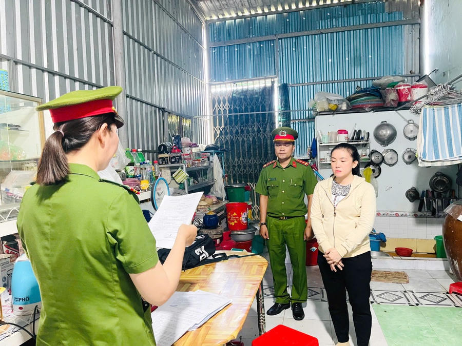 Cơ quan Cánh sát điều tra tống đạt lệnh khám xét nơi ở đối với bị can Trần Mỹ Tiên.
