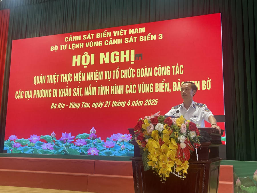 Đại tá Lê Văn Tú phát biểu kết luận hội nghị.