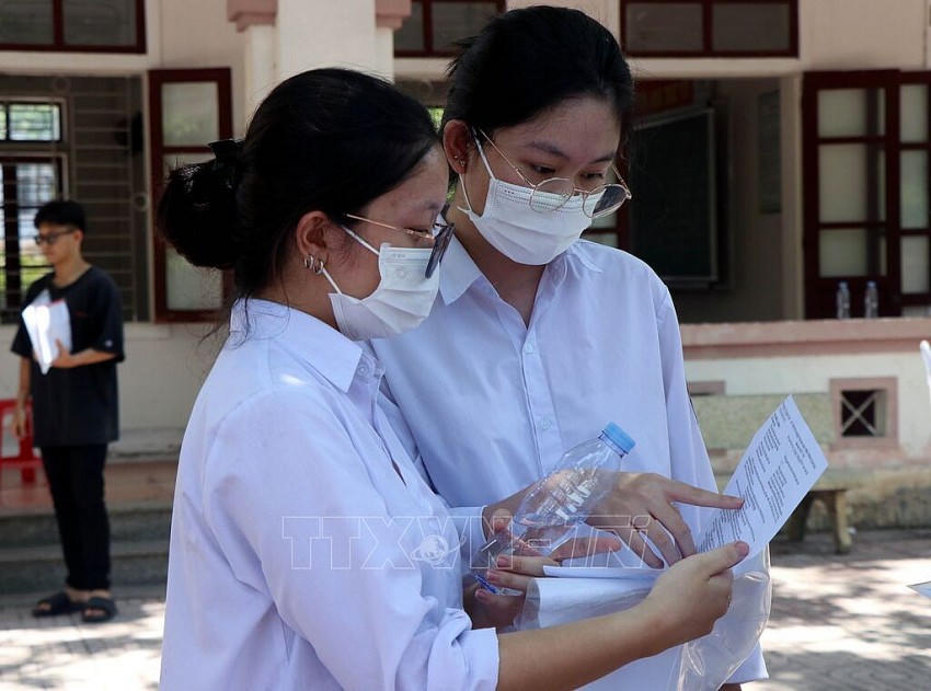 Thí sinh trao đổi với nhau sau môn thi Ngữ Văn, Kỳ thi tốt nghiệp THPT năm 2023. Ảnh TTXVN