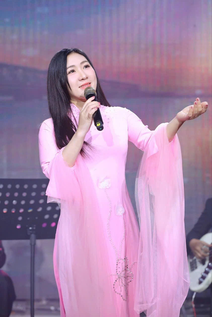 Với chất giọng truyền cảm, mượt mà, ca sĩ Thùy Linh đã và đang để lại dấu ấn đậm nét trong lòng người yêu nhạc quê hương qua từng câu hát mộc mạc, chan chứa tình cảm.