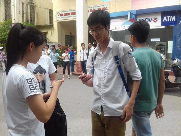 Thí sinh Nguyễn văn Khánh, đến từ trường THPT Quảng Oai, HN cho biết, đề thi ở mức trung bình. Các câu sau phân loại học sinh, thí sinh này làm được 70 80 % đề thi.