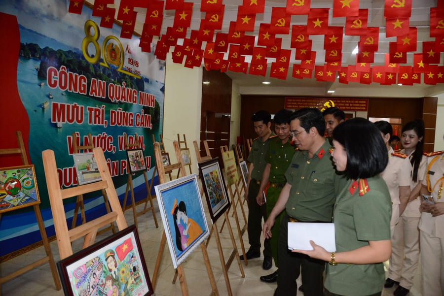 Các đại biểu tham quan không gian trưng bày sách và tài liệu về Cuộc Tổng tiến công và nổi dậy mùa Xuân 1975 và Chiến dịch Hồ Chí Minh lịch sử.