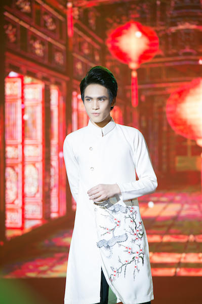 Áo Dài Đào Điểu được quán quân Trần Thái sơn Trình diễn.