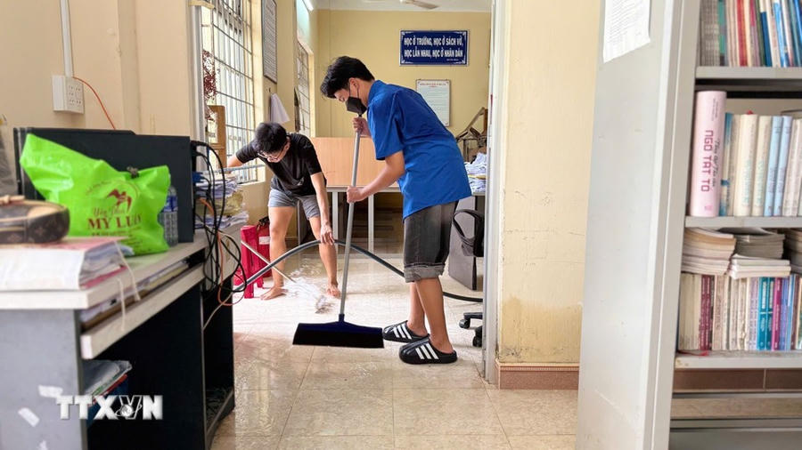 Tỉnh Đắk Lắk đã có 372 cơ sở giáo dục bị ngập trong nước, nhiều phòng học và thiết bị dạy học bị hư hỏng, gây thiệt hại nặng nề. (Ảnh: TTXVN)