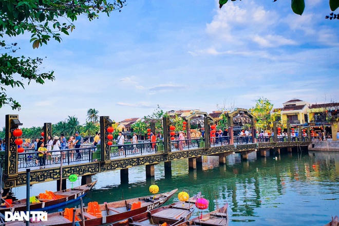 Du khách cũng thường đi ghe thuyền để ngắm đôi bờ và thả hoa đăng trên mặt sông với những nguyện ước của riêng mình.