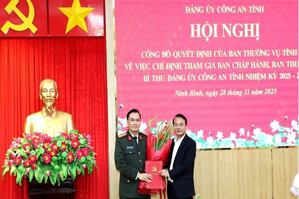 Ông Đặng Xuân Phong, Ủy viên Trung ương Đảng, Bí thư Tỉnh ủy Ninh Bình, trao Quyết định, tặng hoa chúc mừng Thượng tá Cù Quốc Thắng, Giám đốc Công an tỉnh được chỉ định tham gia Ban Chấp hành, Ban Thường vụ và giữ chức Bí thư Đảng uỷ Công an tỉnh Ninh Bình nhiệm kỳ 2025-2030.