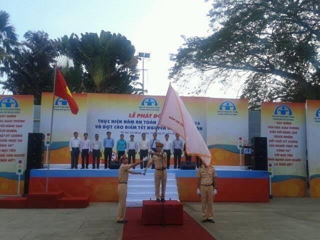 Lễ phát động Năm An toàn giao thông 2016 diễn ra ngày 15-1. Ảnh: Bùi Tư.