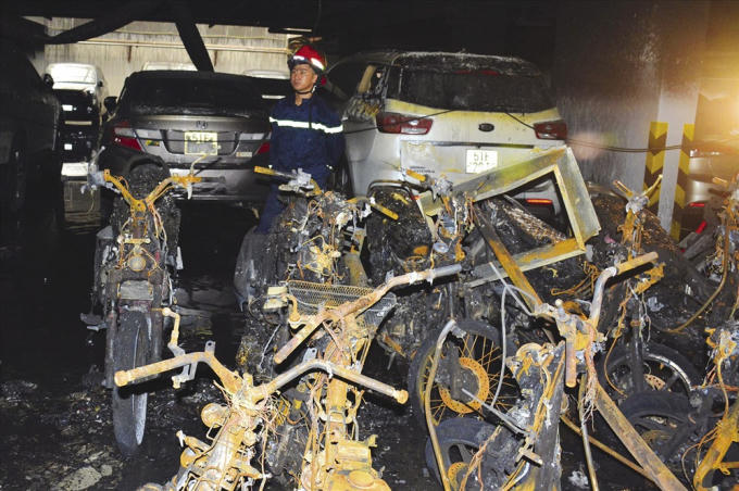 150 xe máy, 13 ôtô bị thiêu rụi sau vụ hỏa hoạn tại tầng hầm chung cư Carina Plaza. Ảnh: TRƯỜNG SƠN