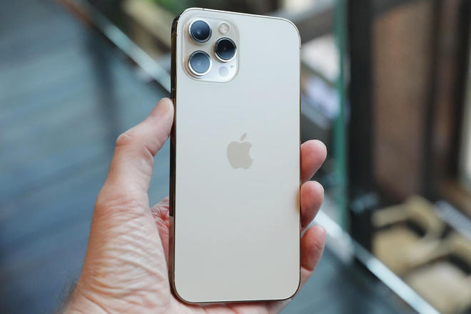 iPhone 12 Pro Max - Đây là mẫu smartphone cao cấp duy nhất nằm trong danh sách này. Với những thay đổi như màn hình kích thước lớn hơn, thiết kế vuông vức cùng hiệu năng mạnh mẽ,