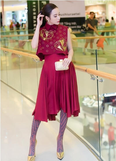 Nếu không có chiếc tất họa tiết Nhật Bản này, thì bộ trang phục của Phương Trinh có lẽ đã hoàn hảo. Ảnh: internet.