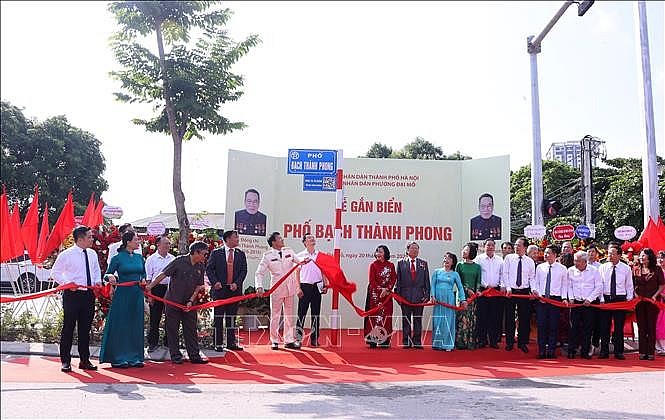 Các đại biểu thực hiện nghi thức gắn biển tuyến phố Bạch Thành Phong. Ảnh: TTXVN