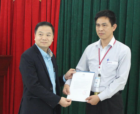 Tài xế Trần Tuấn Anh (phải) được biểu dương khen thưởng với hành động đẹp trả lại khách 500 triệu đồng.