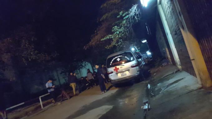Người thân và đồng nghiệp nạn nhân túc trực phía ngoài nhà Đại thể. Ảnh: Huy Trung