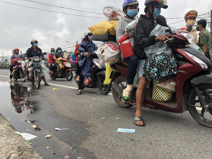 Người dân di chuyển về từ các tỉnh Miền Đông Nam Bộ, nhất là từ TPHCM, Bình Dương, Đồng Nai, Long An… về các tỉnh Miền Tây.