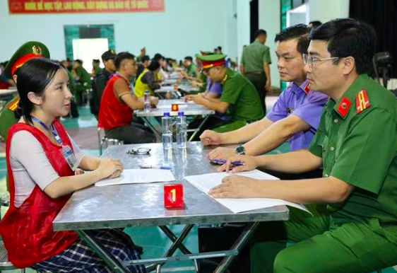 Lực lượng chức năng lấy lời khai đối tượng cầm đầu Sùng Thị Mải.