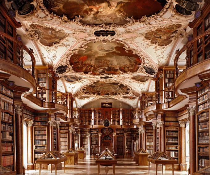 Thư viện Stiftsbibliothek Sankt Gallen ở St Gallen, Thụy Sỹ: Đây là thư viện lâu đời nhất ở Thụy Sĩ cũng là một trong những thư viện được xây dựng sớm nhất và quan trọng nhất trên thế giới