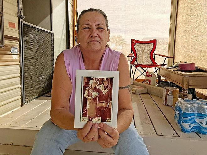 Bà quả phụ Tama DeRosier bên di ảnh chồng.