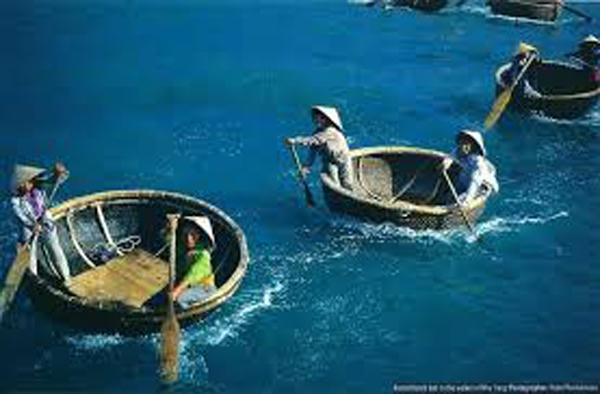 Ngư dân đánh cá bằng thuyền thúng trên biển.