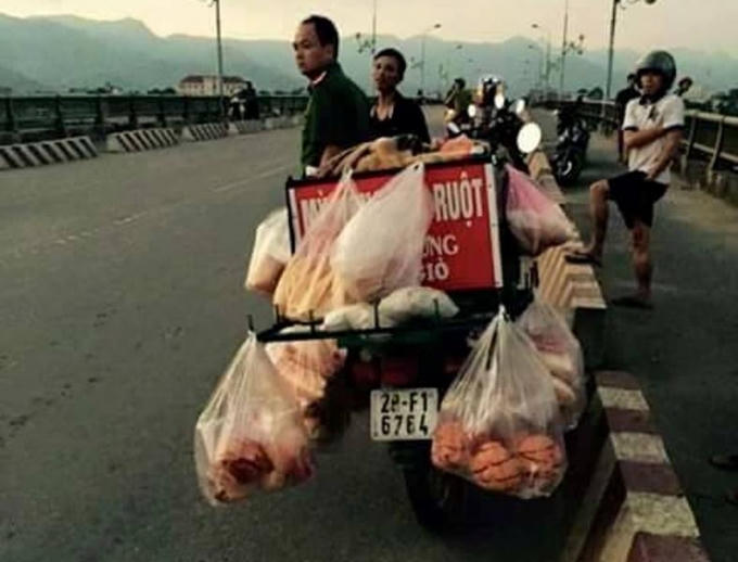 Người đàn ông trung tuổi đã bỏ lại xe bánh mỳ cùng đôi dép tổ ong gieo mình xuống sông Đà tự vẫn.
