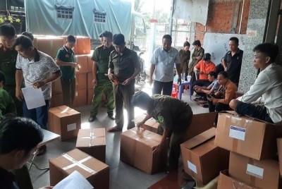 Lực lượng chức năng phát hiện nhiều thùng giấy bên trong chứa các sản phẩm như: Sữa, rượu, thực phẩm chức năng bảo vệ sức khỏe,…
