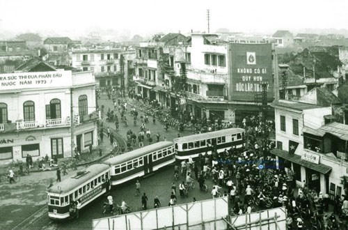 Tàu điện chạy từ phố Hàng Ngang ra Bờ Hồ. (Ảnh: Internet)