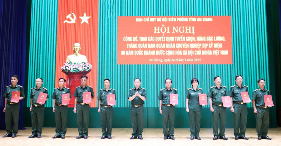 Đại tá Trần Ngọc Châu, Phó Chỉ huy trưởng - Tham mưu trưởng Ban Chỉ huy Bộ đội Biên phòng tỉnh An Giang trao quyết định cho các đồng chí.