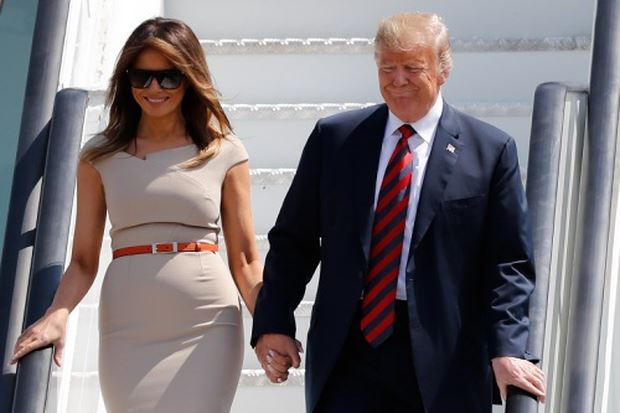 Tổng thống Mỹ Donald Trump và đệ nhất phu nhân Melania xuống sân bay Stansted. Ảnh: AFP