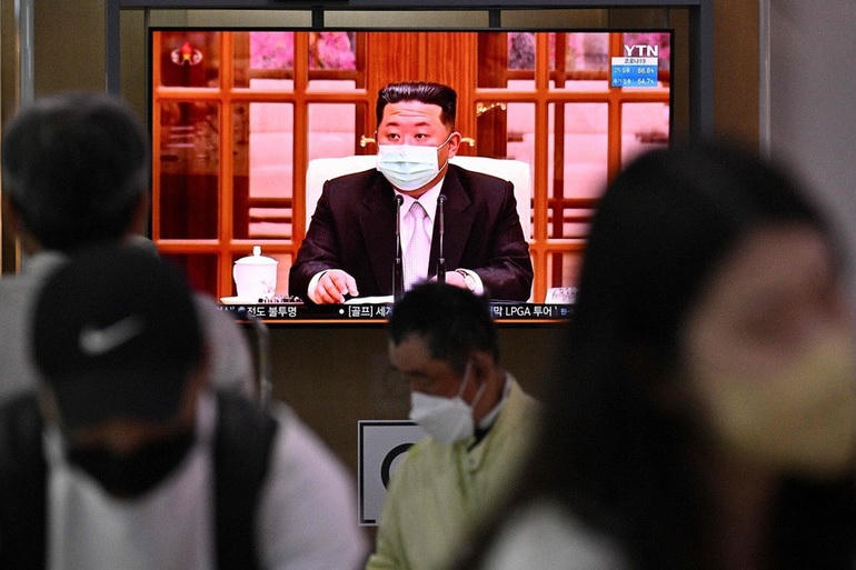 Nhà lãnh đạo Triều Tiên Kim Jong-un lần đầu tiên nhìn thấy đeo khẩu trang khi tuyên bố về ca nhiễm Covid-19 ở nước này (Ảnh: Reuters).