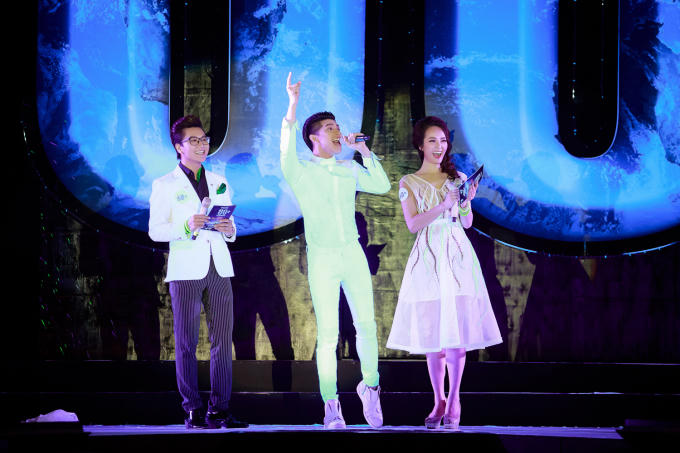 Thuỵ V&acirc;n c&ugrave;ng c&aacute;c nghệ sĩ ho&agrave; m&igrave;nh với h&agrave;ng ngh&igrave;n bạn trẻ hưởng ứng 'Giờ Tr&aacute;i Đất'