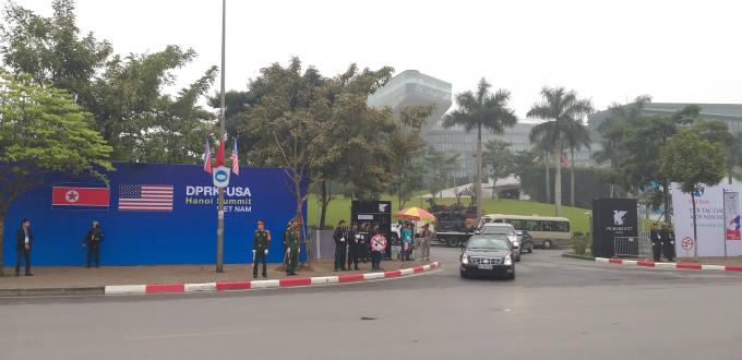 Từ cổng trước, đoàn xe tháp tùng cũng cùng xuất phát.